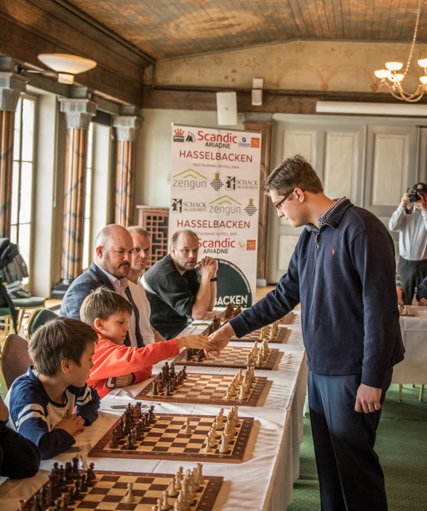 235_Första_draget_Sam_Sevian_hälsar_på_Adrian_Trost